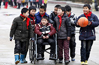 同學(xué)就是手足！安徽一男孩患病無(wú)法行走 被照顧7年