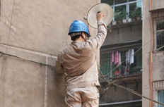 電力工人檢修路燈