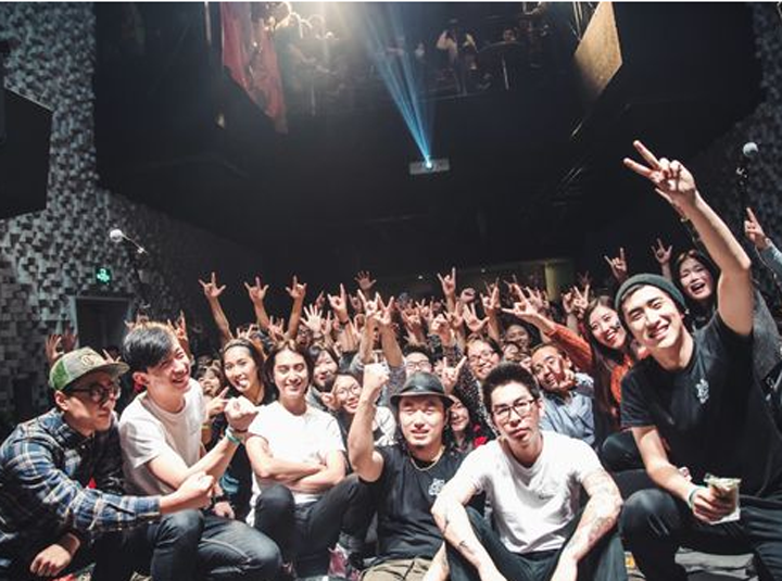 WHO&rsquo;S LISTENING？