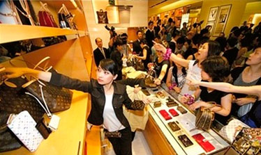 畸形奢侈品消費(fèi)觀折射社會(huì)問(wèn)題