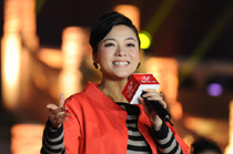 著名青年歌唱家、二炮文工團副團長陳思思傾情表演