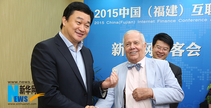 羅杰斯參加思客會，與新華網(wǎng)董事長、總裁田舒斌親切交談。