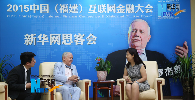 羅杰斯接受新華網(wǎng)思客專訪。