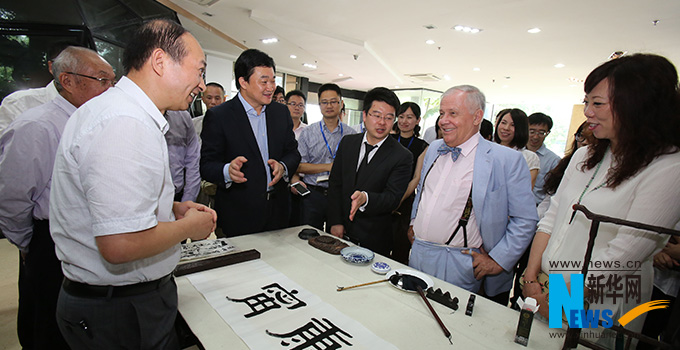 羅杰斯參觀新華網(wǎng)福建分公司。