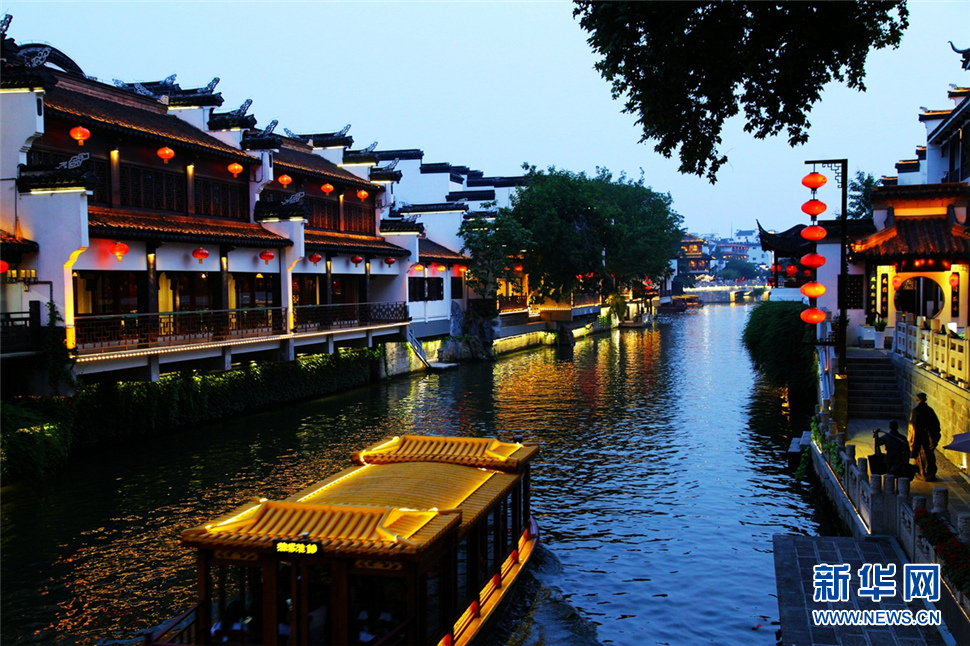 夜色秦淮河，璀璨醉人心