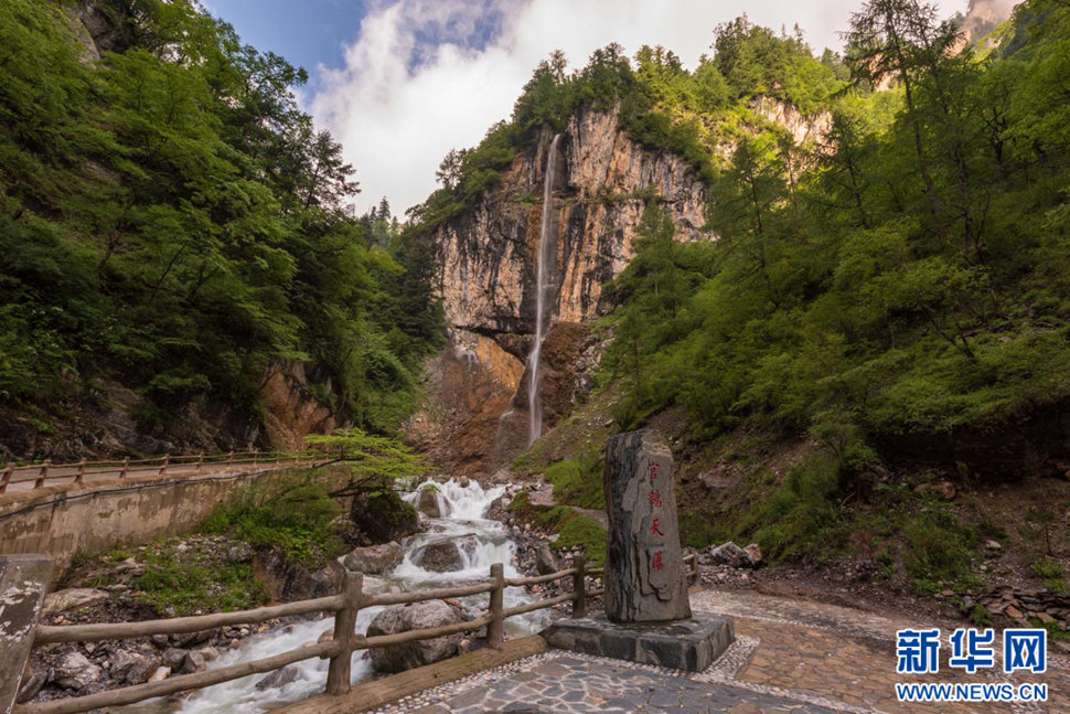 重崖森迥瀑飛先，鵝溝炎夏水風(fēng)涼