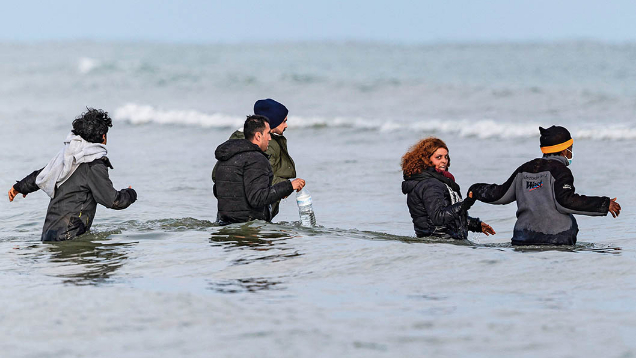 英國簽證費(fèi)上漲：移民“剎車閥”還是經(jīng)濟(jì)“絆腳石”