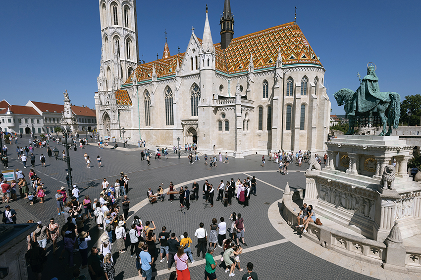 與余澤民相遇，與拉斯洛結(jié)緣