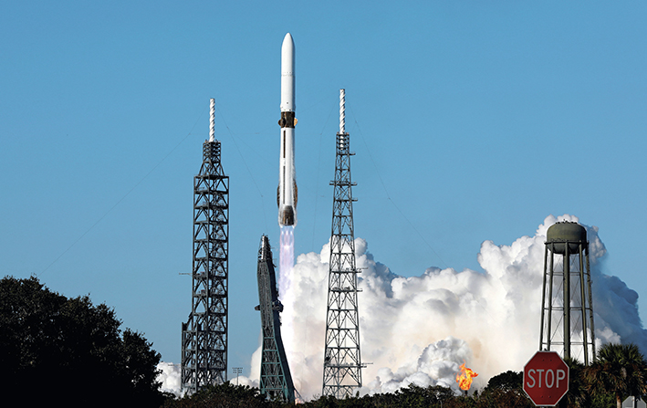 2025年11月13日，蓝色起源公司的“新格伦”重型运载火箭从美国佛罗里达州卡纳维拉尔角太空军基地发射升空 新华社/路透