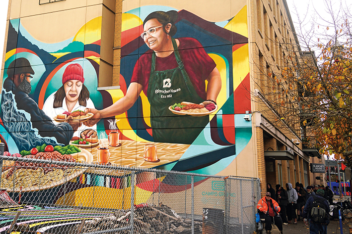 2025年11月4日,在美国俄勒冈州波特兰,等待领取免费食物的人们排起长队 吴晓凌摄/本刊 2025年11月4日,在美国俄勒冈州波特兰,等待领取免费食物的人们排起长队 吴晓凌摄/本刊