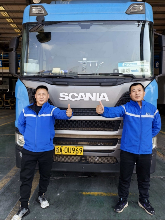 高速路上的“逆行者”：山東中通快遞四名駕駛員勇?lián)滠?chē)輛大火