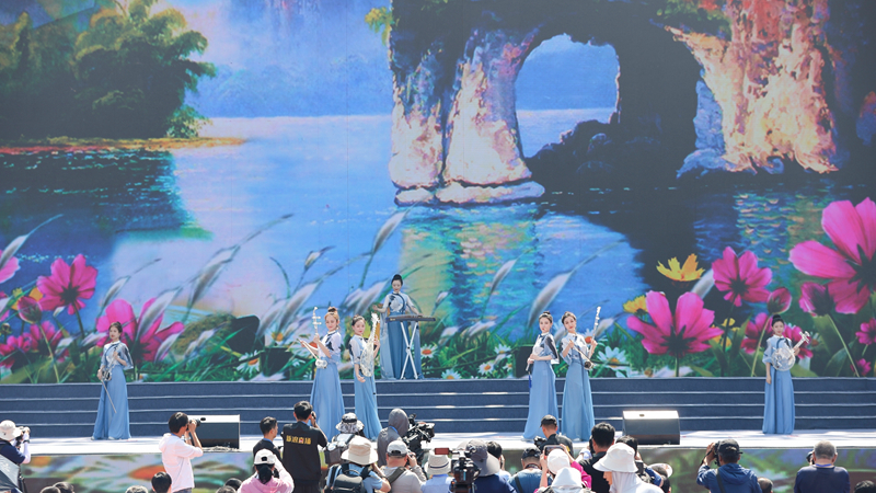 花語湖畔、香動凌源 女子水晶樂坊亮相第五屆中國凌源百合節(jié)