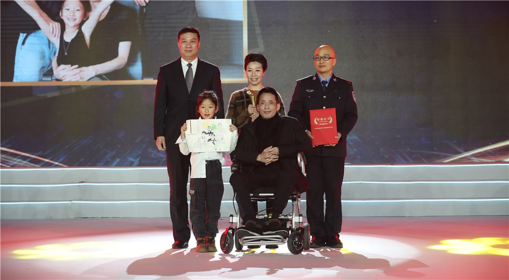 頒獎(jiǎng)嘉賓為第三位年度感動(dòng)人物張海林、朱丹丹夫婦頒獎(jiǎng)