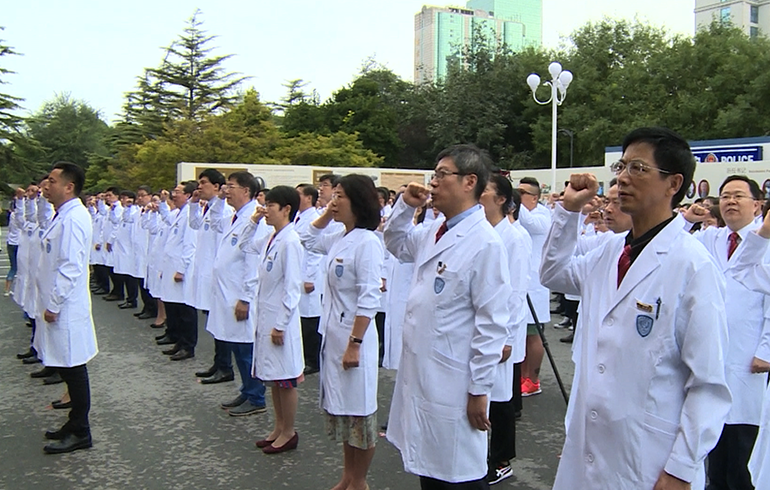 致敬偉大改革｜對話40年，講述身邊的健康故事（第二十集）&mdash;&mdash;設(shè)立醫(yī)師節(jié)，醫(yī)務(wù)人員有了自己的節(jié)日