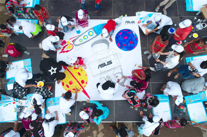 e創(chuàng)公益大使、志愿者和小朋友一同夢想涂鴉