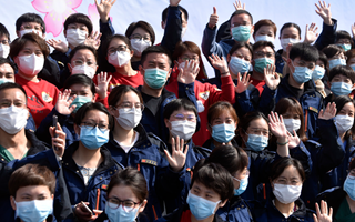 稟父老：樓蘭破，人平安，白衣戰(zhàn)士把家還！