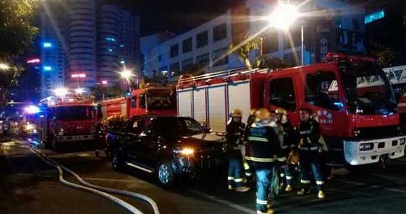 ?？诩瘟甏髲B電纜井起火 玻璃掉落致1人重傷