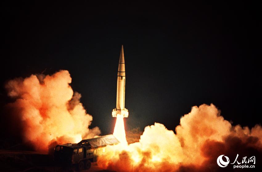 戈壁驚雷。馮根鎖攝