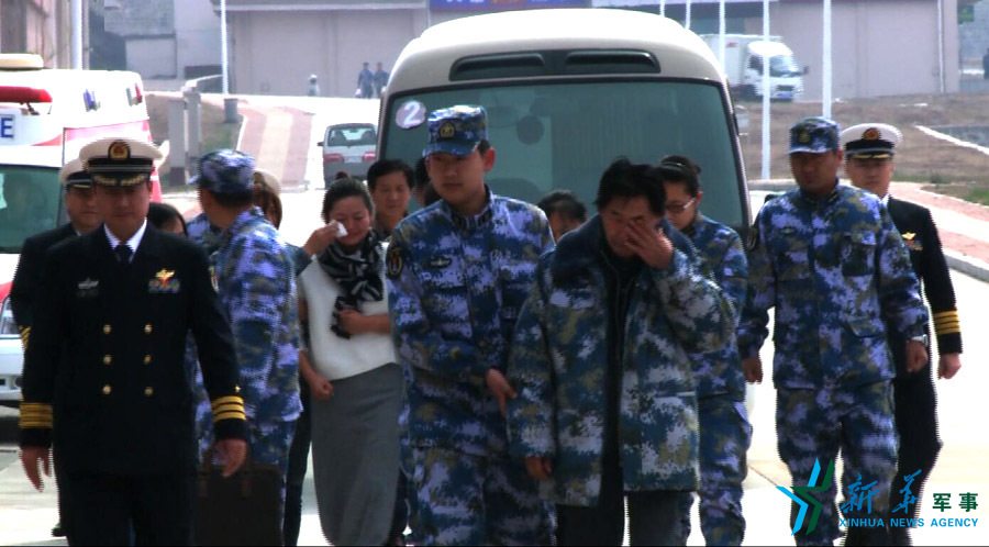 &uarr;資料圖片：張超的父親（右四）揮淚送別張超。