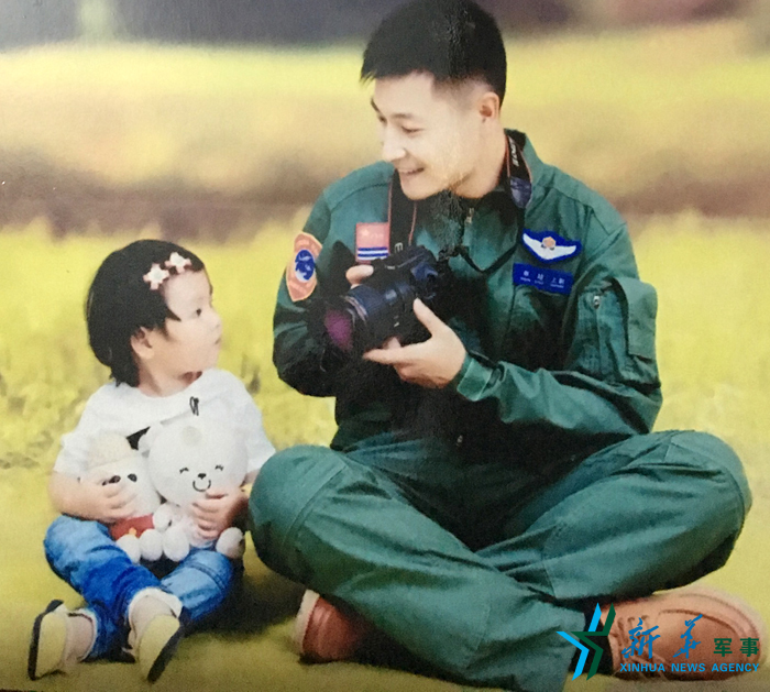 資料圖片：被選為艦載戰(zhàn)斗機飛行員的張超與女兒合影。