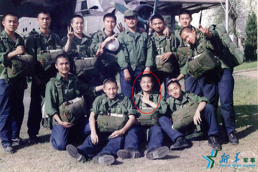 資料圖片：跳傘前合影留念。