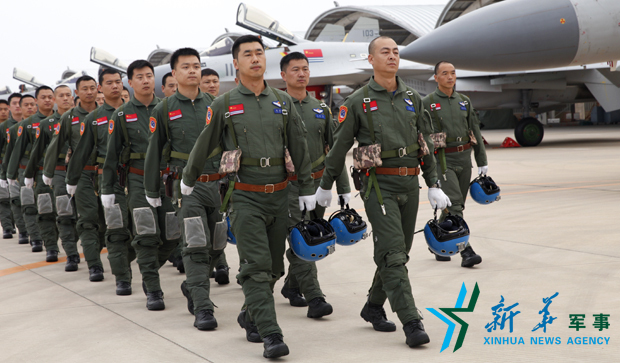 &uarr;飛行員列隊(duì)進(jìn)場。