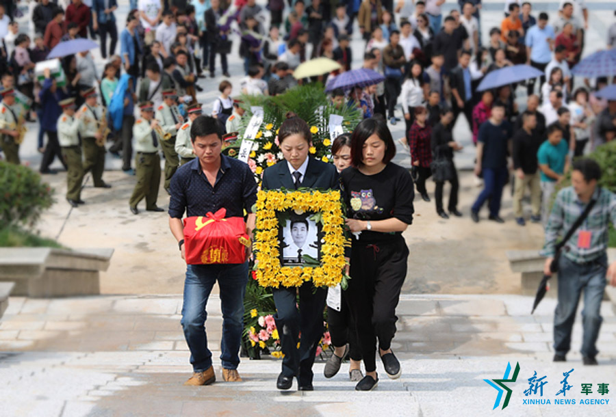 &uarr;張超烈士骨灰安葬儀式。