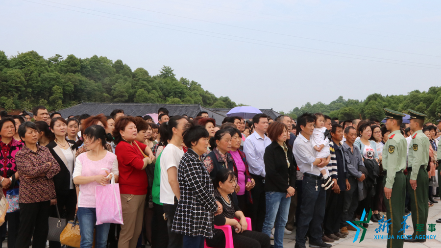 &uarr;張超烈士骨灰安葬儀式現(xiàn)場(chǎng)，岳陽(yáng)的父老鄉(xiāng)親紛紛來(lái)給張超送別。