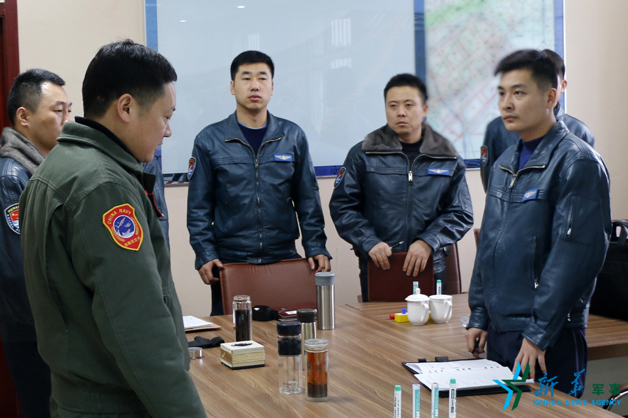 資料圖片：張超參加飛行后講評。