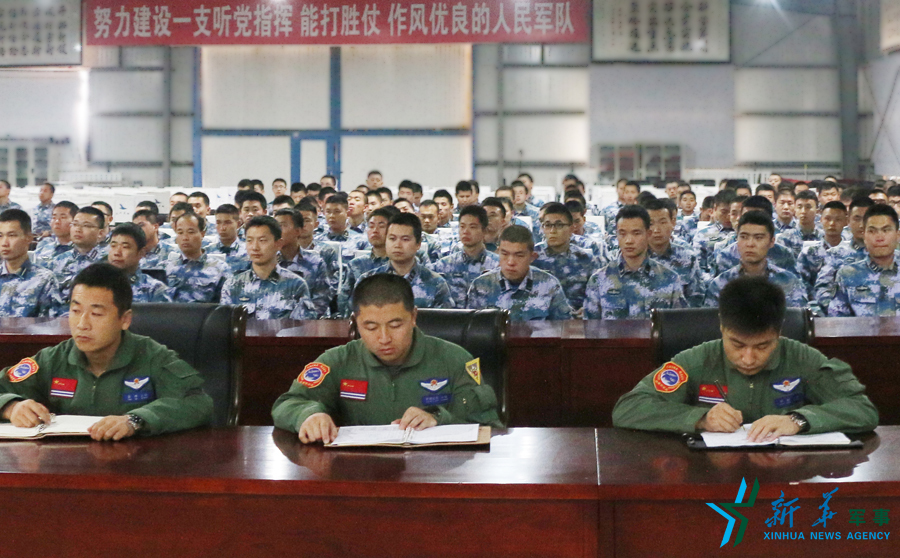 資料圖片：張超（右一）參加部隊(duì)思想政治教育。