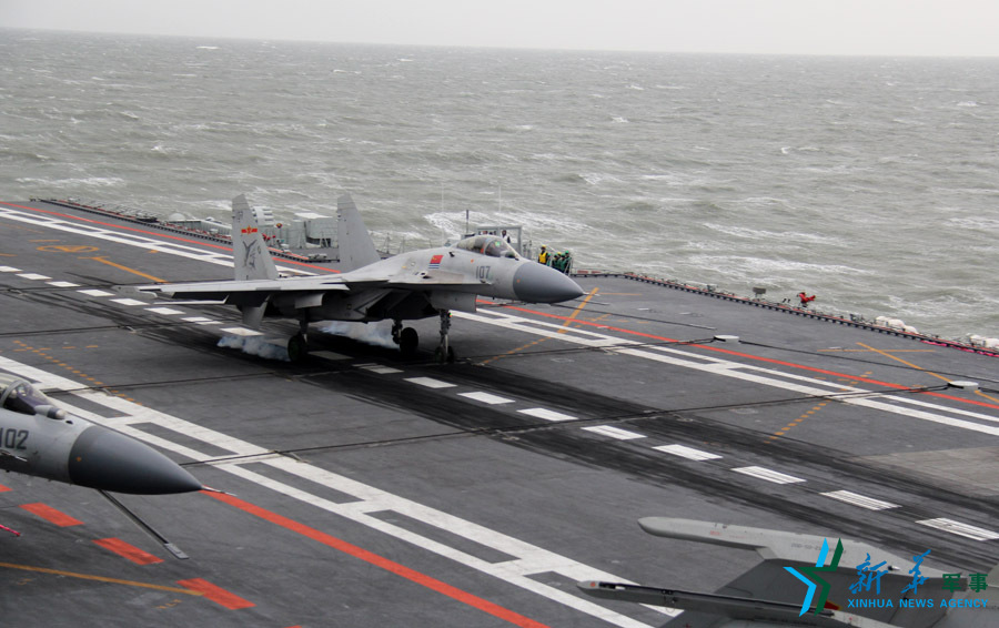 &uarr;資料圖片：艦載戰(zhàn)斗機(jī)下落著艦瞬間。