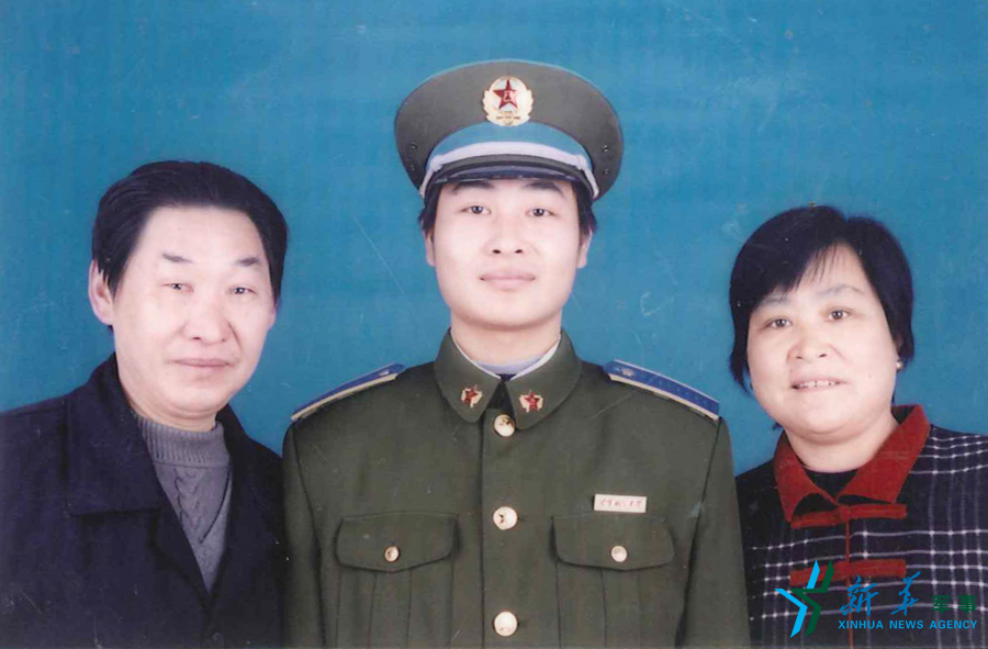 &uarr;資料圖片：張超考入飛行學院后成為全家的驕傲。