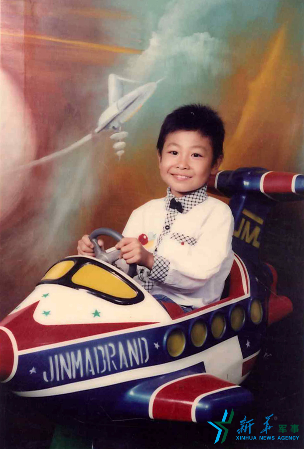 &uarr;資料圖片：長大后當一名優(yōu)秀的飛行員是張超兒時種下的夢想。