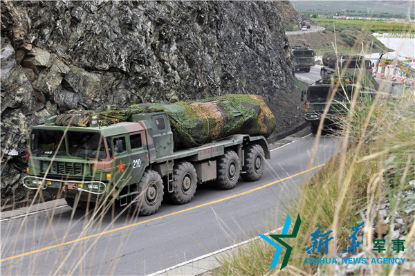 &uarr;向疏散隱蔽地域?qū)嵤└咚贆C(jī)動(dòng)。（宋來蕤攝）