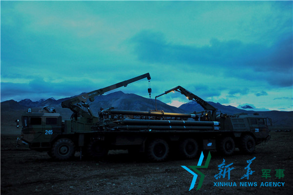 &uarr;昏暗條件下錘煉官兵火箭彈調(diào)裝技能 。（宋來蕤攝）