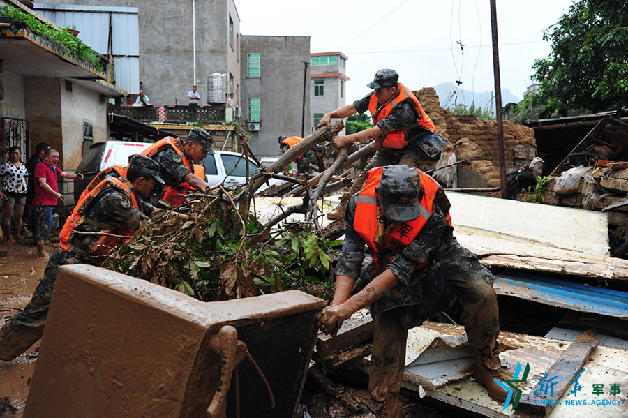 &uarr;第31集團(tuán)軍某裝甲旅官兵幫助長(zhǎng)泰恢復(fù)災(zāi)后秩序。鐘晨菲攝