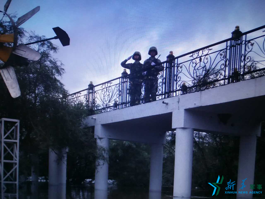 &uarr;中秋佳節(jié)，珍寶島的官兵在洪水中的堅守。