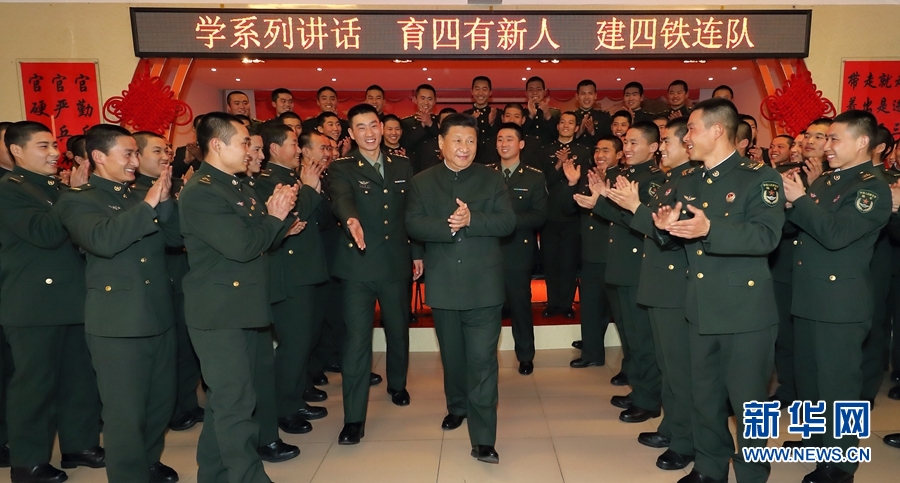 1月23日，習近平專程來到陸軍第65集團軍，深入基層連隊，看望慰問官兵，代表黨中央和中央軍委，向全軍指戰(zhàn)員、武警部隊官兵、民兵預備役人員致以誠摯問候和新春祝福。這是習近平在該集團軍&ldquo;大功三連&rdquo;同官兵在一起。新華社記者李剛攝