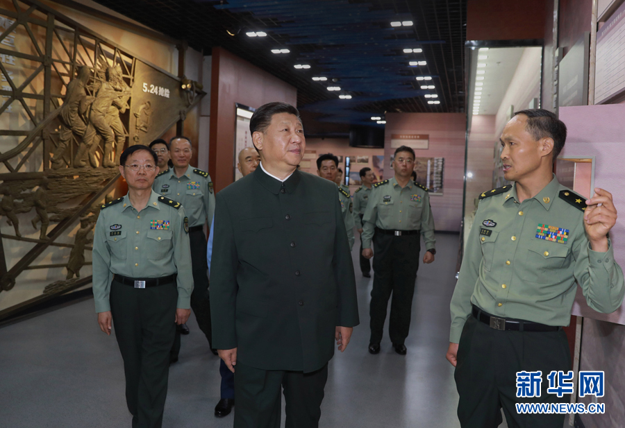 6月22日，正在山西省考察工作的中共中央總書記、國(guó)家主席、中央軍委主席習(xí)近平來(lái)到駐晉部隊(duì)某基地視察調(diào)研，代表黨中央和中央軍委，向基地組建50周年致以熱烈的祝賀，向老一輩創(chuàng)業(yè)者、廣大基地官兵致以崇高的敬意和誠(chéng)摯的問(wèn)候。這是習(xí)近平視察基地軍史館。新華社記者 李剛 攝