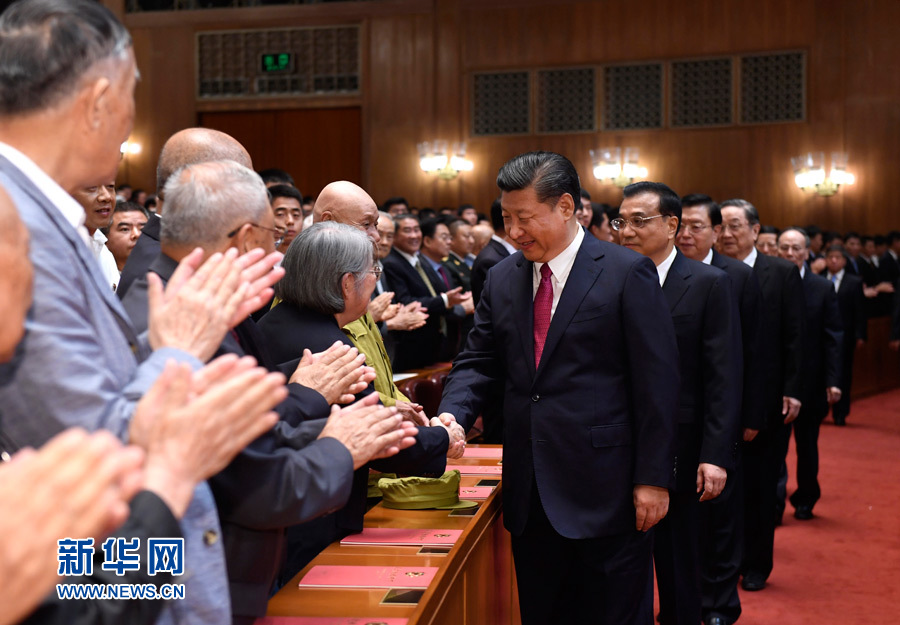 7月28日，慶祝中國人民解放軍建軍90周年文藝晚會(huì)《在黨的旗幟下》在北京人民大會(huì)堂舉行。中共中央總書記、國家主席、中央軍委主席習(xí)近平和李克強(qiáng)、張德江、俞正聲、劉云山、王岐山、張高麗等黨和國家領(lǐng)導(dǎo)人，與首都3000多名各界群眾一起觀看演出。演出開始前，習(xí)近平等與老戰(zhàn)士、老同志代表和&ldquo;八一勛章&rdquo;獲得者親切握手。新華社記者 李學(xué)仁 攝