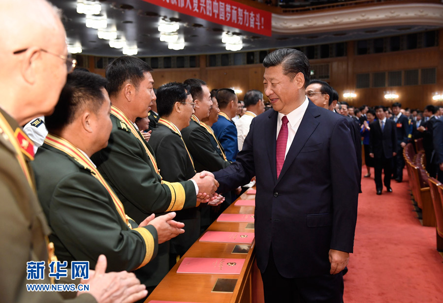 7月28日，慶祝中國人民解放軍建軍90周年文藝晚會(huì)《在黨的旗幟下》在北京人民大會(huì)堂舉行。中共中央總書記、國家主席、中央軍委主席習(xí)近平和李克強(qiáng)、張德江、俞正聲、劉云山、王岐山、張高麗等黨和國家領(lǐng)導(dǎo)人，與首都3000多名各界群眾一起觀看演出。演出開始前，習(xí)近平等與老戰(zhàn)士、老同志代表和&ldquo;八一勛章&rdquo;獲得者親切握手。新華社記者 李學(xué)仁 攝