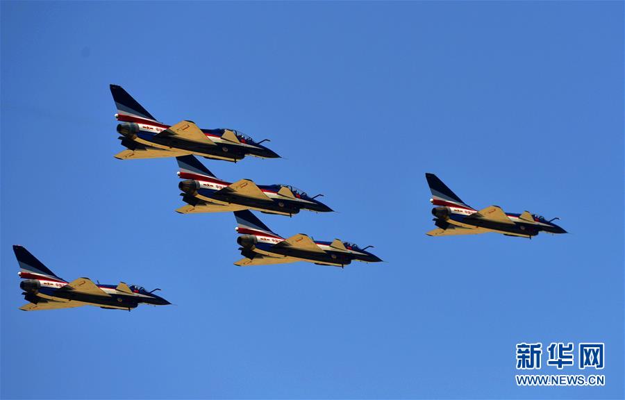 (圖文互動(dòng))(1)改革開放讓中國(guó)的空天更安全——全民國(guó)家安全教育日空軍向民眾展現(xiàn)殲-10特技飛行目擊記