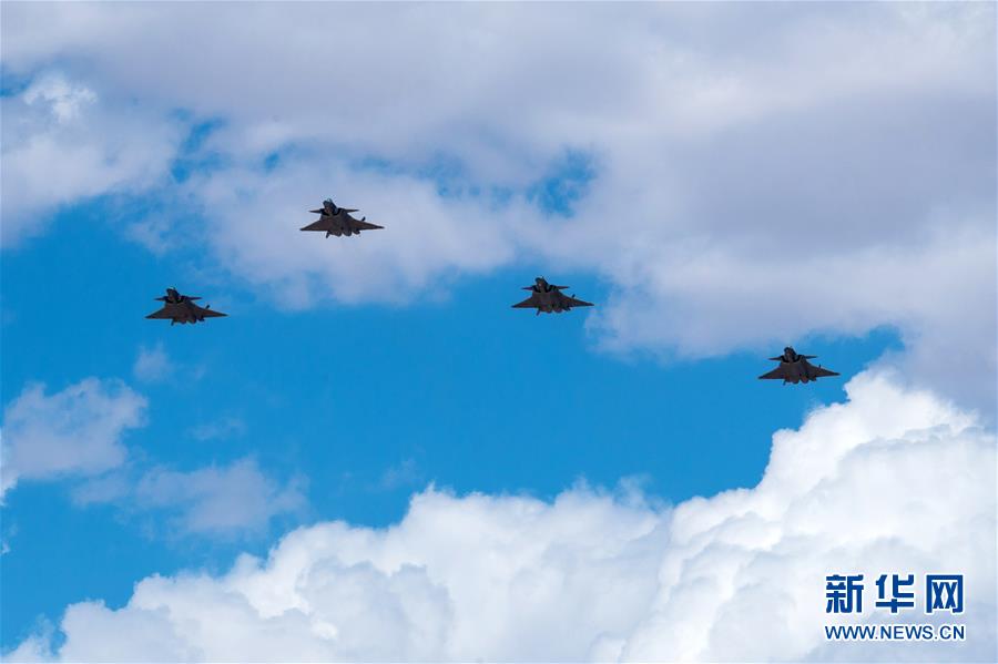 (圖文互動(dòng))(4)中國(guó)空軍發(fā)布強(qiáng)軍宣傳片《頭頂?shù)募覉@》