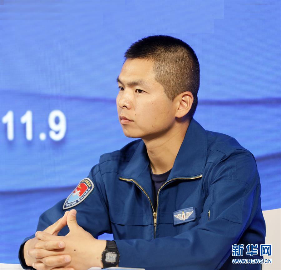 (圖文互動)(1)中國空軍新型戰(zhàn)機飛行員“論劍”珠海航展