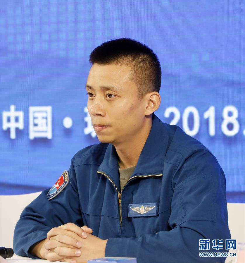 (圖文互動)(2)中國空軍新型戰(zhàn)機飛行員“論劍”珠海航展