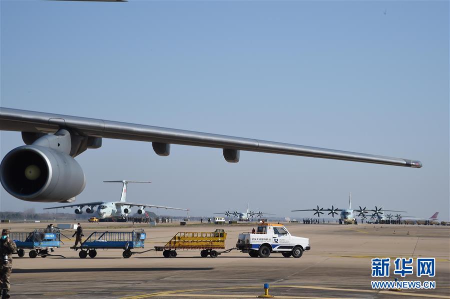 （聚焦疫情防控&middot;圖文互動(dòng)）（4）空軍第四次向武漢大規(guī)?？者\(yùn)醫(yī)療隊(duì)員和物資