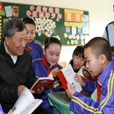 喬安山給小學(xué)生講雷鋒的故事。