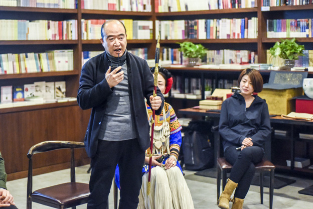 劉文濤：通過對每件兵器的復(fù)制，我們了解兵器造型與兵器制作的手藝，實現(xiàn)與古人的對話。