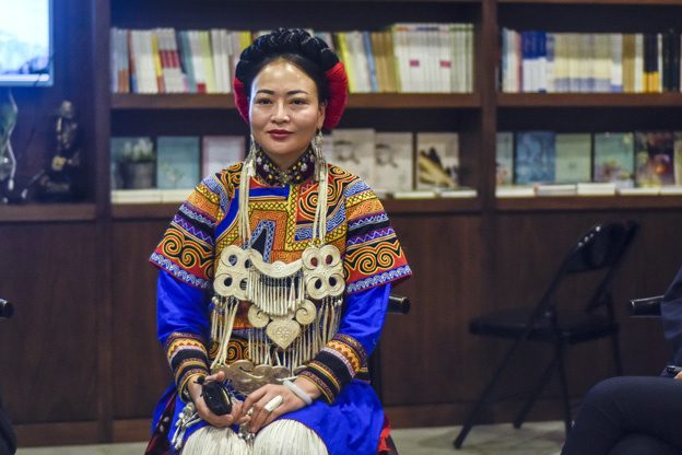 阿牛阿呷：對彝族姑娘來說，胎教就是彝族的刺繡文化，但是當(dāng)我們走出來，我們覺得我們對其他支系的服飾知識了解太少了，需要學(xué)習(xí)的很多，所以開辦了這個專業(yè)。