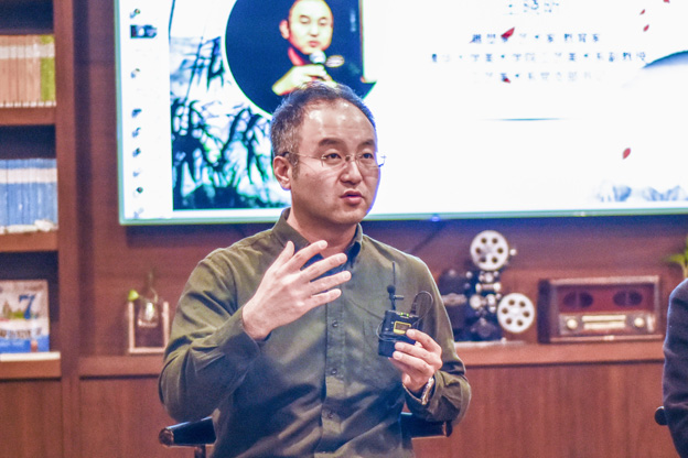 王曉昕：語言問題其實是非遺傳承所面臨的一個普遍問題。非遺傳承人可能有很好的技藝，但是因為語言問題沒有辦法與外面的人交流，就失去了傳承的機會。